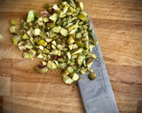 Foto del paso 2 de la receta: Barquitas de endivias con salmón marinado, queso y pistachos