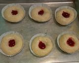 Foto langkah ke 2 dari resep Roti Selai Strawberry.