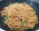 Gambar langkah 5 resipi Mee goreng udang.