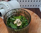Foto langkah ke 2 dari resep Saus pesto.