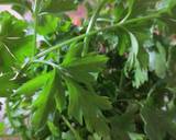 Foto del paso 1 de la receta Crema natural de rúcula, perejil y frutos secos enriquecida con Agua de Mar