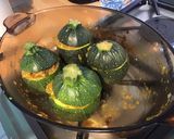 Une image de l'étape 12 de Courgettes rondes en cocotte farcies chair à saucisse et épices.
