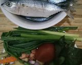 Foto langkah ke 1 dari resep Asam Pedas Ikan Kembung Bumbu Kuning.