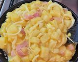 Foto del paso 3 de la receta: Tortilla de papa con jamón y cebolla