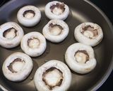 Foto del paso 1 de la receta: Champiñones🍄 rellenos de jamón y huevo de codorniz🍳