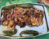 Une image de l'étape 11 de Aubergines graffiti, piments et oignon rouge marinés grillés à la plancha.