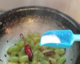 A picture of step 2 of Green Grapes Ki Khatti Meethi Sabzi / Chutney.