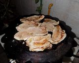Foto del paso 12 de la receta: Churrasquitos a las 3 cebollas y a los 3 ajíes (en disco de arado o bifera)