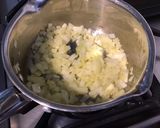 Une image de l'étape 4 de Sauce aux morilles,crème,oignon et vin rouge.