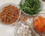 Foto del paso 1 de la receta: Macarrones integrales con rúcula, zanahoria, queso feta y nueces