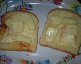 Foto del paso 3 de la receta: Queso ranchero y rulos de jamón sobre tostadas enmantecadas