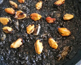 Foto del paso 9 de la receta: Arroz negro con sepia y mejillones