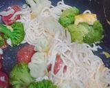 รูปขั้นตอนการทำที่ 3 ของ ผัดสปาเก็ตตี้,กุนเชียง,ไข่,ผักรวม - คีโต