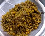 รูปขั้นตอนการทำที่ 2 ของ แกงขี้เหล็กไก่สับ
