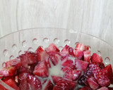 Foto del paso 3 de la receta: Postre de frutillas, leche condensada y canela (individual) 🍓💕