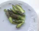 Foto del passaggio 1 della ricetta Risotto asparagi e pistacchi