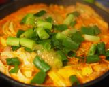 รูปขั้นตอนการทำที่ 3 ของ ซุปกิมจิเต้าหู้อ่อน (김치찌게)