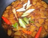 Foto langkah ke 7 dari resep Semur Kentang Daging Cincang.