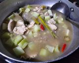 Foto langkah ke 5 dari resep Asem-asem Ayam Labu Siam.