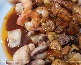 Foto del paso 5 de la receta: Huevos fritos con vieiras, langostinos y sepia