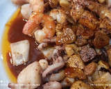 Foto del paso 5 de la receta: Huevos fritos con vieiras, langostinos y sepia
