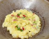 Foto langkah ke 4 dari resep Telur Dadar Gimbal.