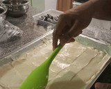A picture of step 5 of Oreo layered cheesecake brownie.