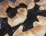 Foto del paso 3 de la receta: Humildes medialunas y pancitos 🥐