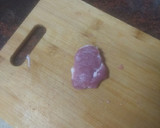 Foto del paso 1 de la receta: Solomillo de cerdo a la plancha con papas chips y aceite de ajo