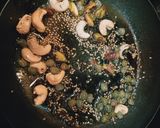 Foto del paso 1 de la receta: Wok de verduras y gambas con aceite esencial de frutos secos