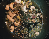 Foto del paso 1 de la receta: Wok de verduras y gambas con aceite esencial de frutos secos