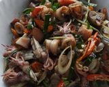 Foto langkah ke 4 dari resep Tumis cumi asin.