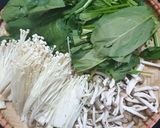 Hình bước làm 1 của món Cải bó xôi sốt nấm kim châm
