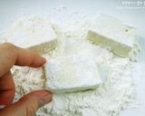 Hình bước làm 2 của món 두부강정 (đậu phụ sốt tương cà)