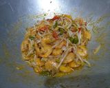 Foto langkah ke 3 dari resep Tumis Udang Saus tiram Pedas Mix Toge.