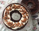 Foto del paso 10 de la receta: Budín de chocolate relleno de banana, choco, almendras y crema