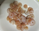 Foto del paso 2 de la receta: Canapés de queso con gambas al ajillo y nuez