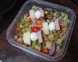 Foto del paso 5 de la receta: Tupper de ensalada con banderilla de pavo, mozzarella y pera