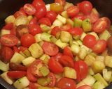 Une image de l'étape 2 de Omelette aux courgettes et tomates.