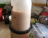 A picture of step 3 of Banana Nutella milkshake with topping choco brownie.