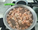 Foto del paso 4 de la receta: Arroz con camarones arvejas y salsa de soja
