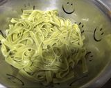 Foto del paso 2 de la receta: Tallarines de espinaca en guarnición de pollo, espárragos y hortalizas con parmesano “Farin style”