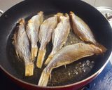 Hình bước làm 1 của món Khô cá đù chiên mắm