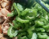 Foto langkah ke 4 dari resep Pare tumis ayam pedas.