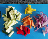 Foto del paso 1 de la receta: Salchichas frescas de pollo con verduras y salsa de soja