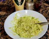 Foto del paso 5 de la receta: Tostas con aguacate, huevo, salsa mahonesa y langostinos
