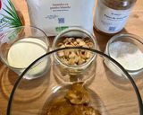 Une image de l'étape 1 de Barres protéinées beurre de cacahuète, purée de noisettes Omie, coco, poudre d’amande et chocolat.