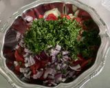 Une image de l'étape 9 de Salade de tomates et concombre à l’oignon rouge et persil.
