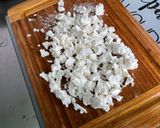 Une image de l'étape 6 de Salade de tomates roses et concombre à la crème, feta et persil.