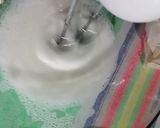 Foto del paso 2 de la receta: Besos de merengue sabor plátano y bomba de azúcar